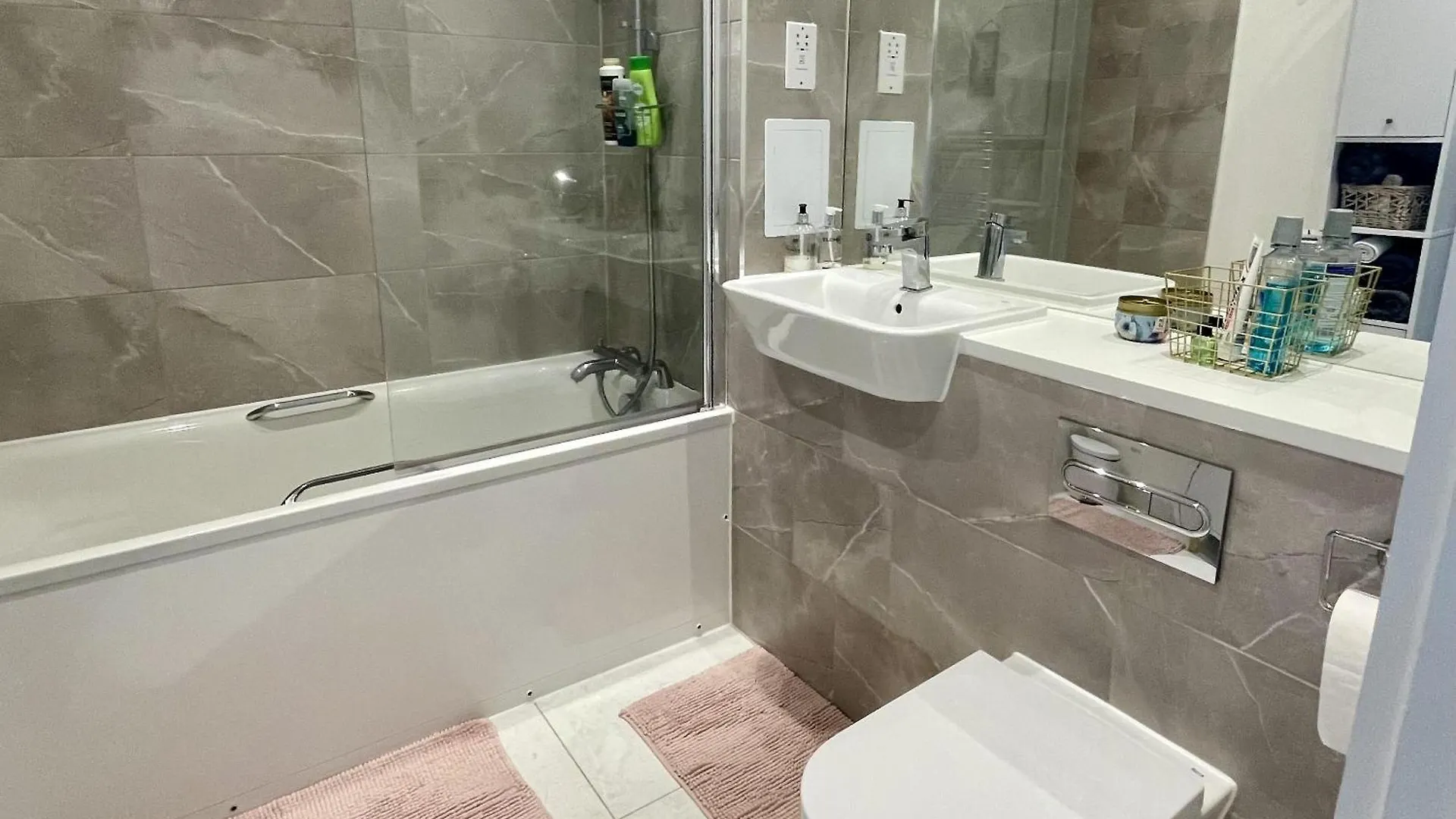 Modern Apartment All Amenities Greater London Rainham
