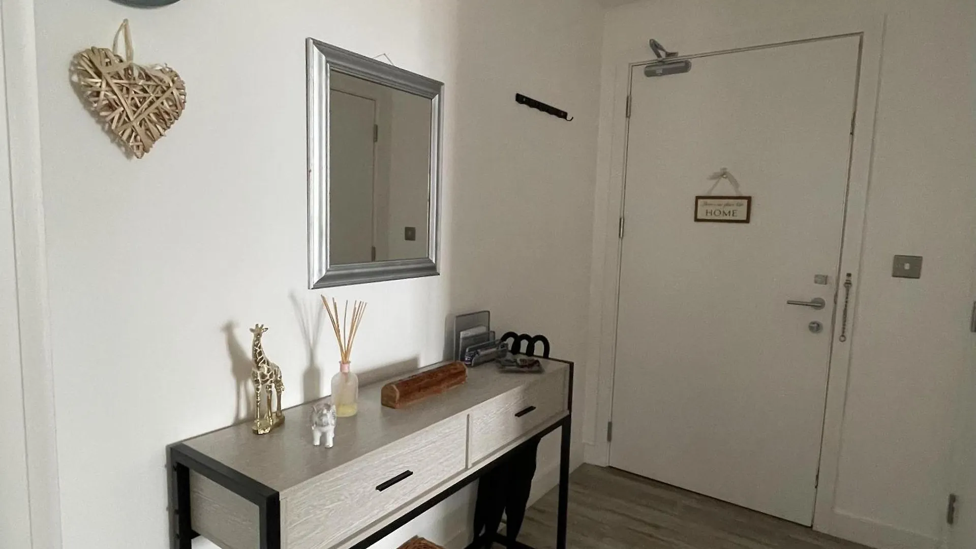 Modern Apartment All Amenities Greater London Rainham